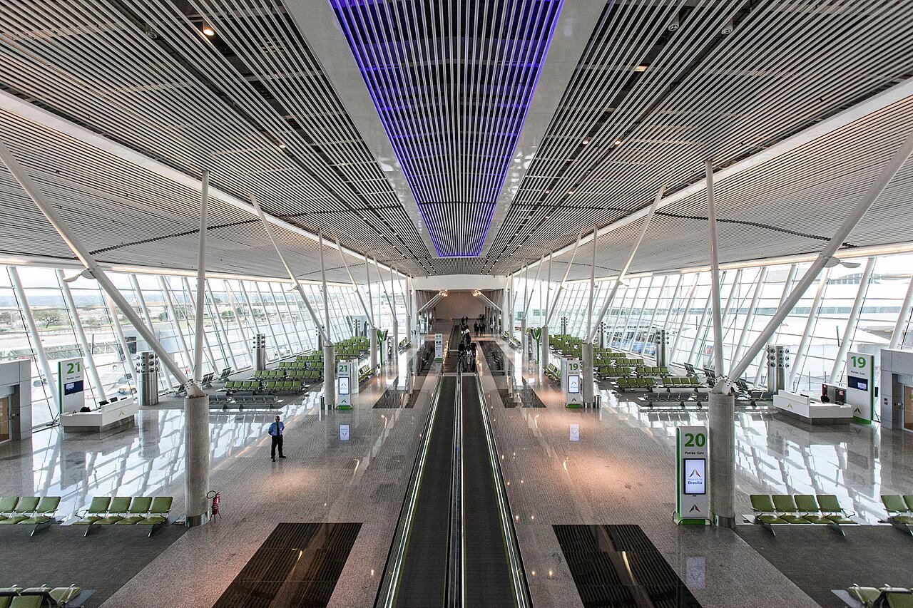 Saguão de embarque do Aeroporto Internacional de Brasília, com placas de portões de embarque