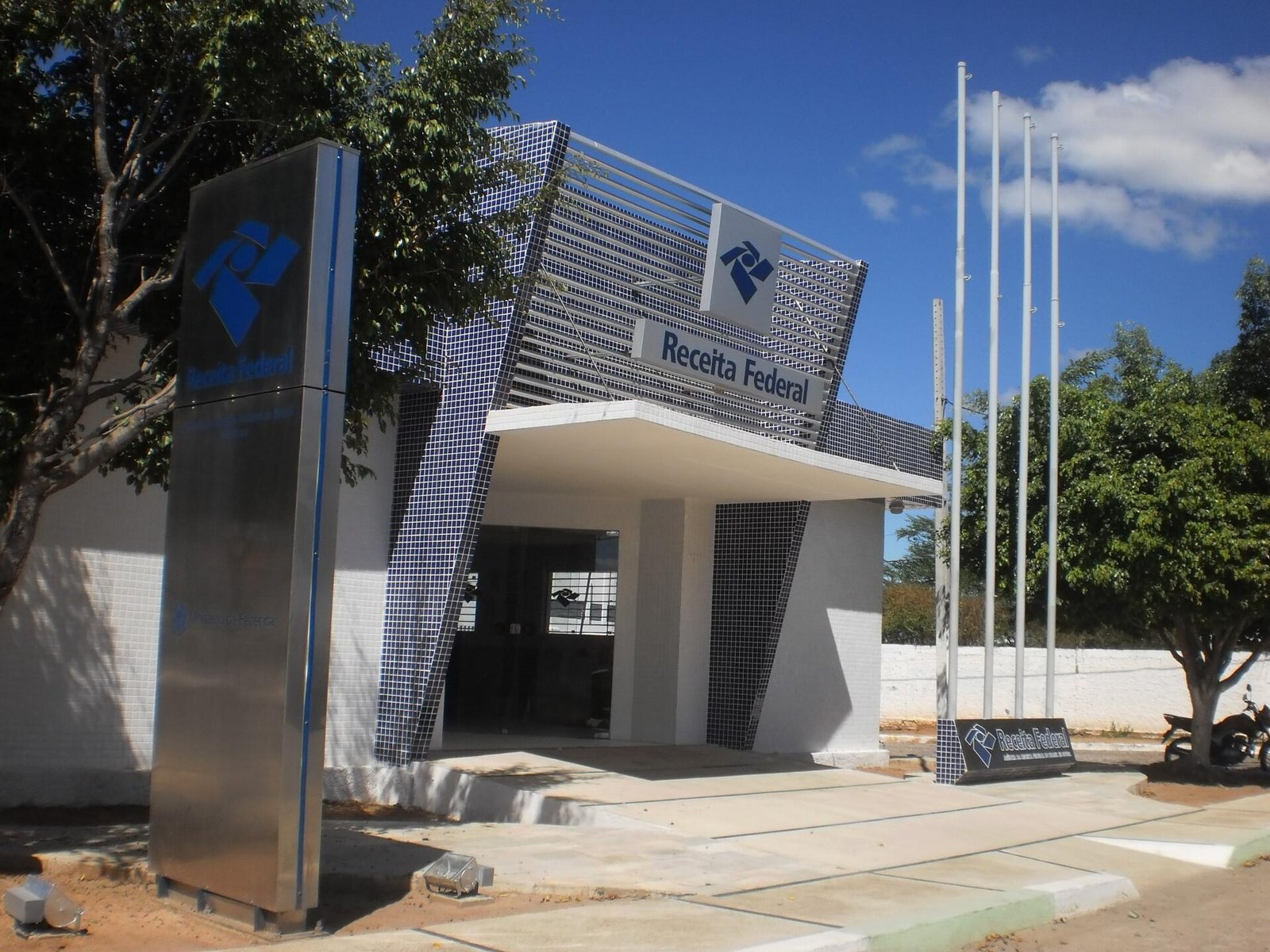 Fachada de agência da Receita Federal com placa de identificação do órgão