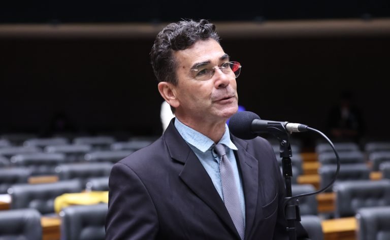 Deputado Padre João discursa no Plenário da Câmara dos Deputados