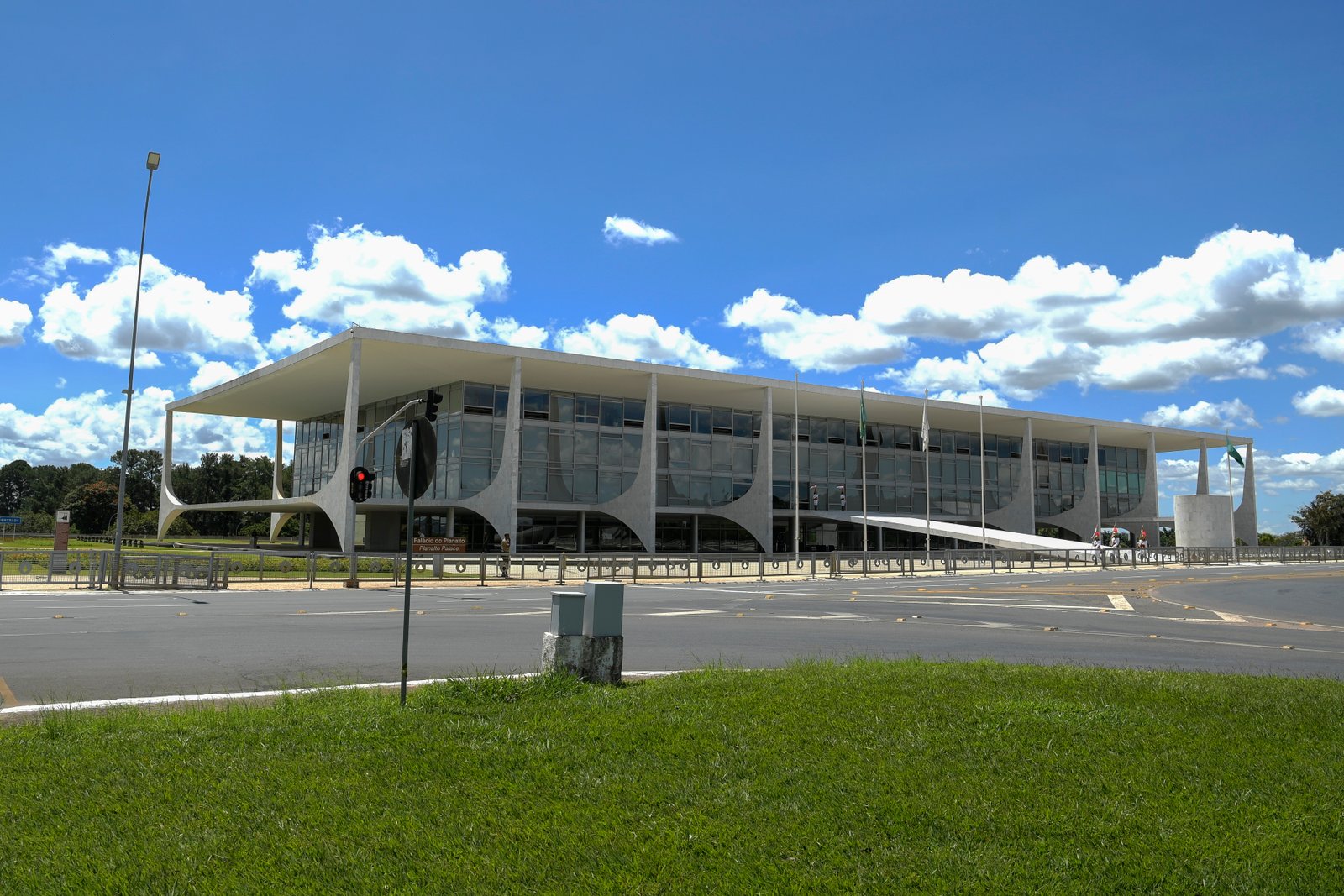 Fachada do Palácio do Planalto em dia de céu azul, vista da via em frente ao edifício