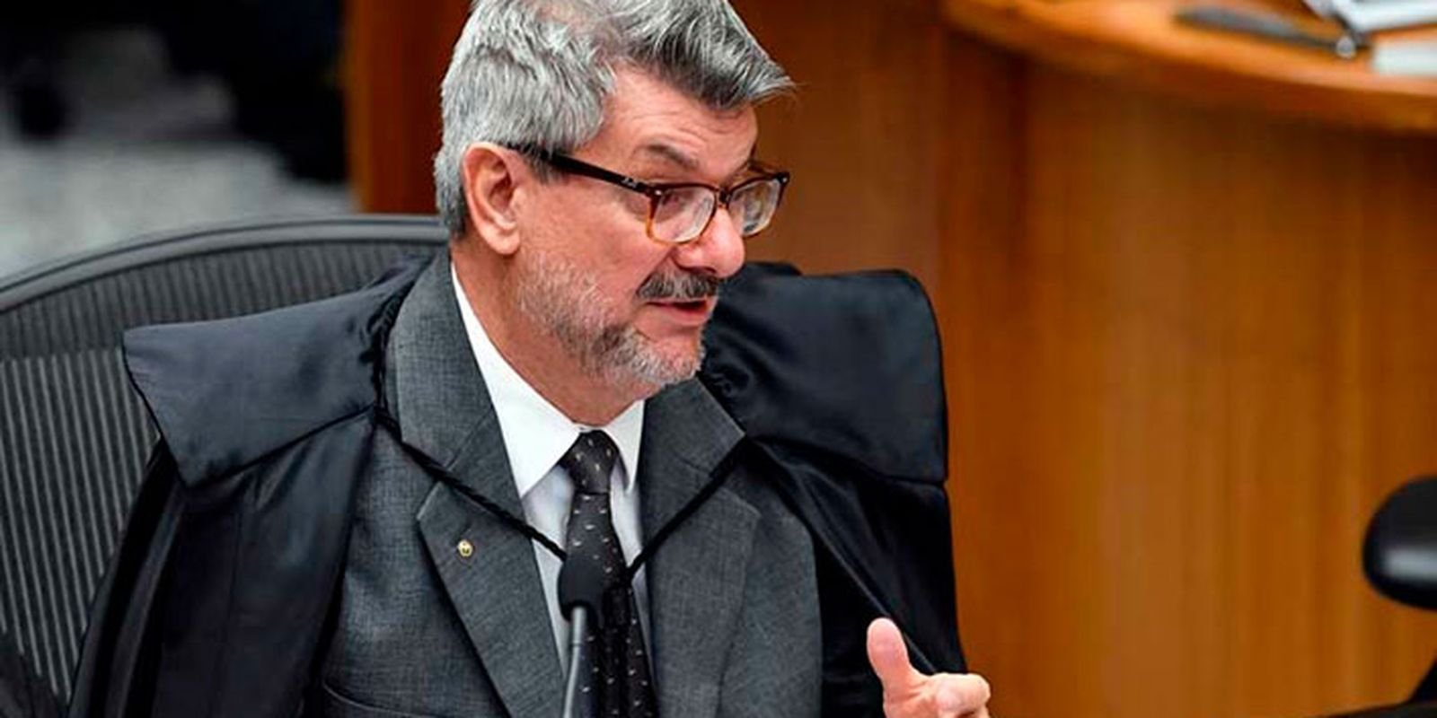 O ministro Marco Aurélio Buzzi, de toga, fala ao microfone durante sessão no Superior Tribunal de Justiça