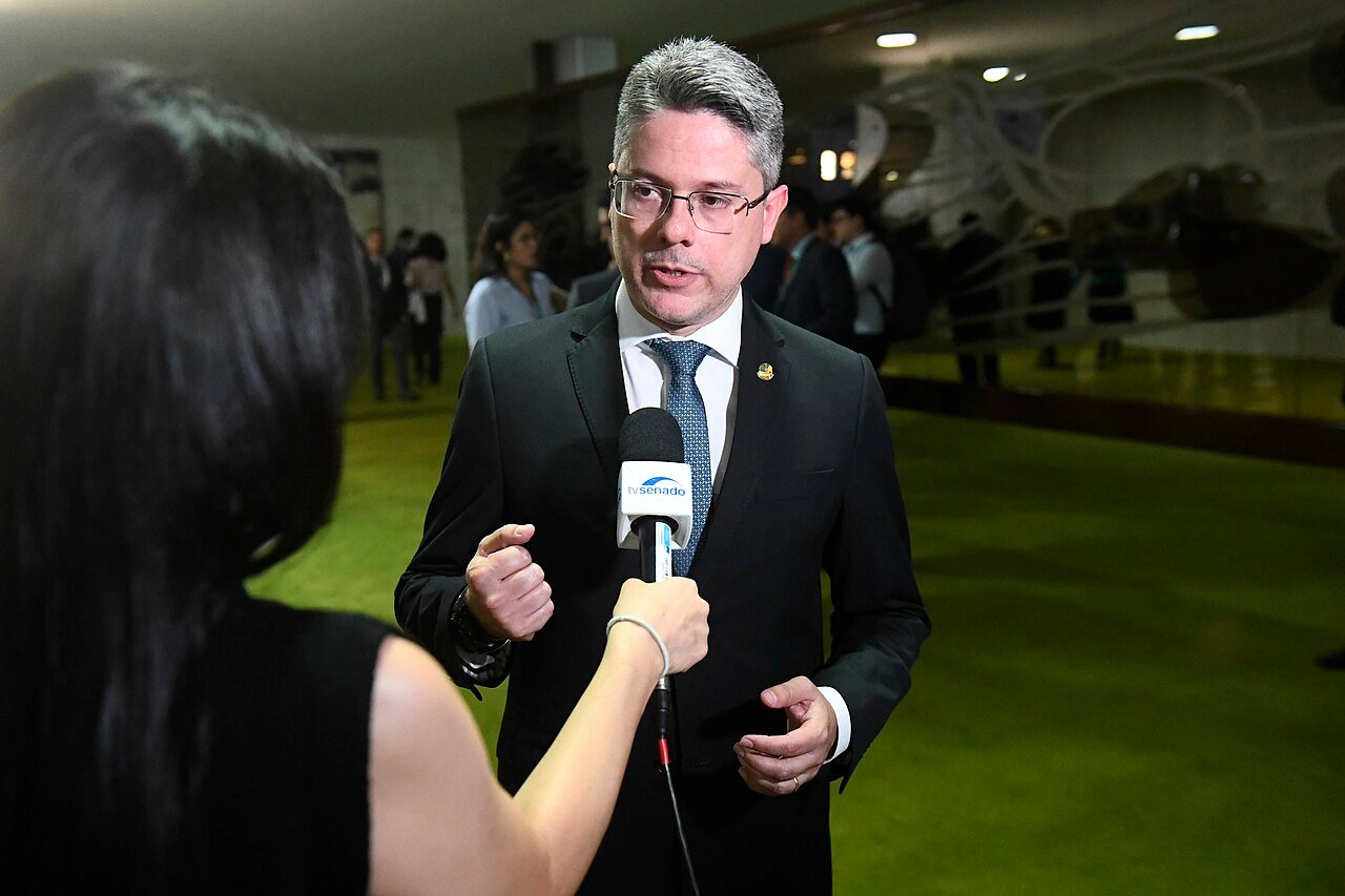 O senador Alessandro Vieira concede entrevista no Senado Federal