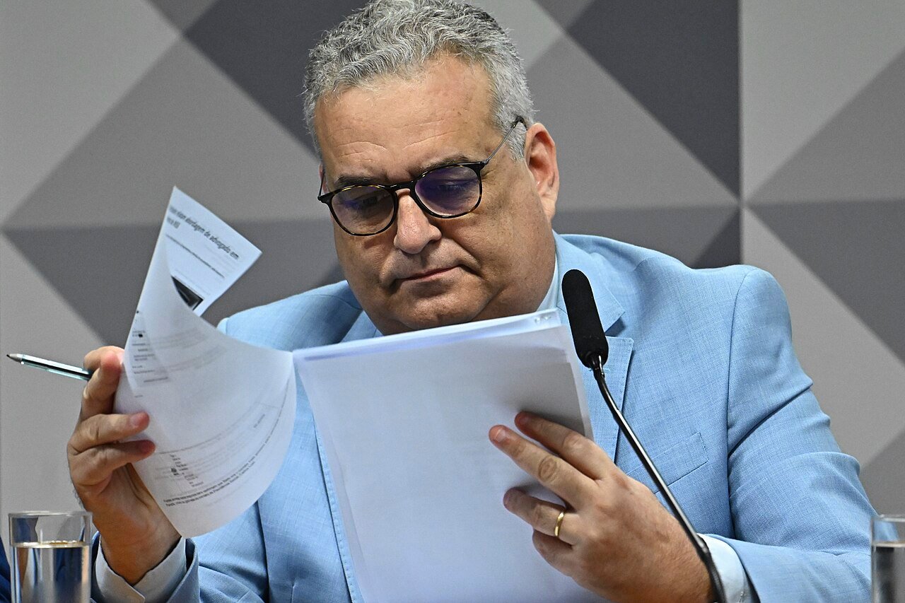 O deputado federal Alfredo Gaspar examina documentos durante sessão da CPMI do INSS, no Congresso