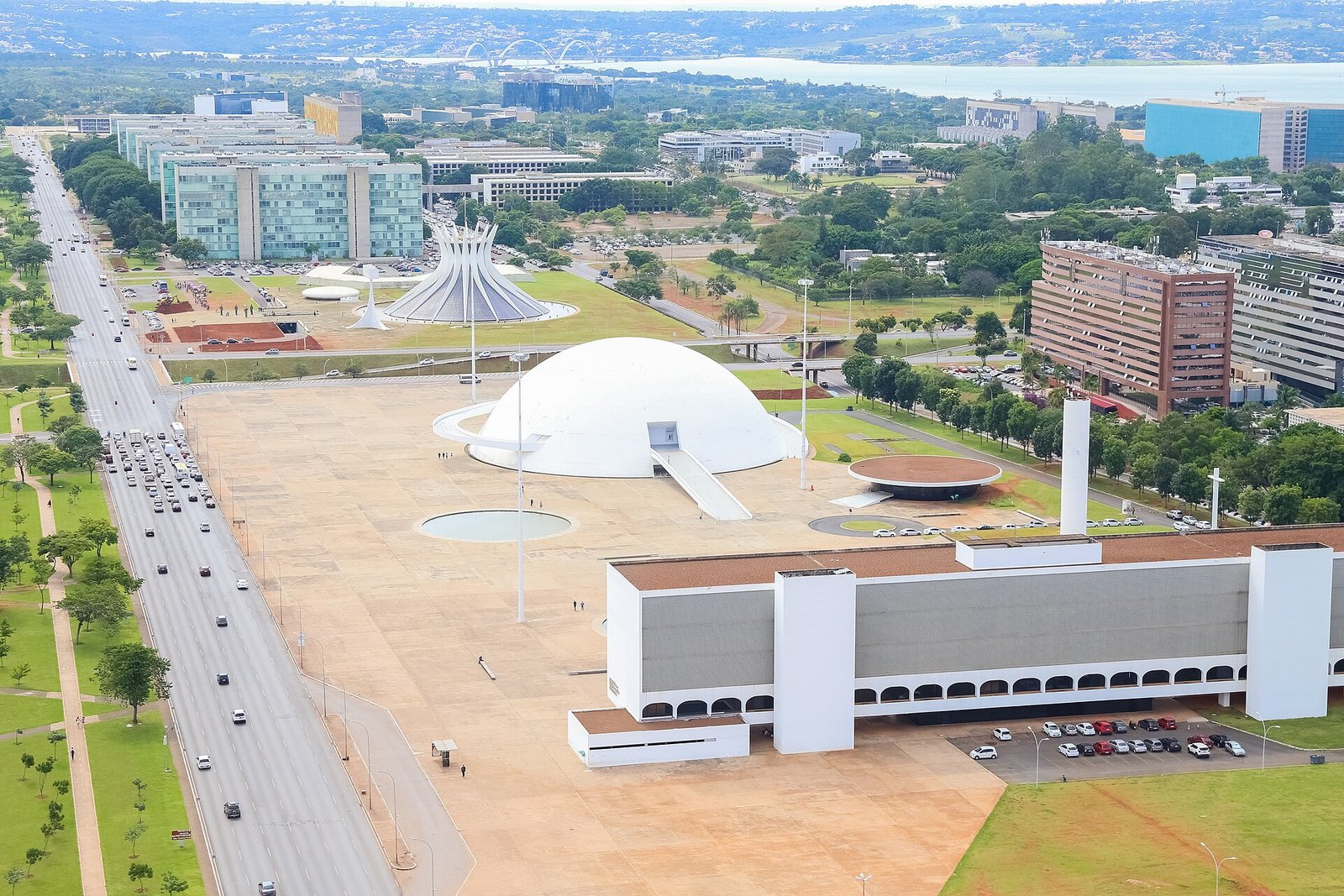 Vista aérea da Esplanada dos Ministérios, em Brasília, com a Catedral e o Museu Nacional