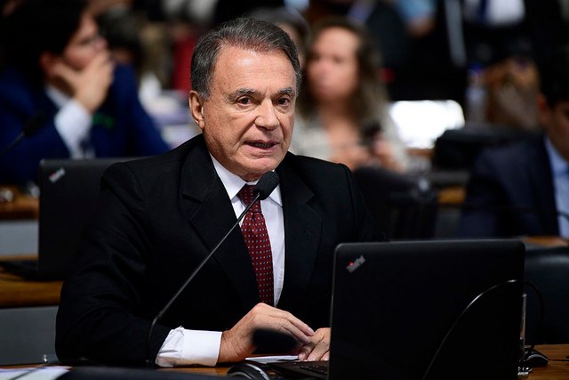 O ex-senador Alvaro Dias fala ao microfone durante reuniao de comissao no Senado Federal
