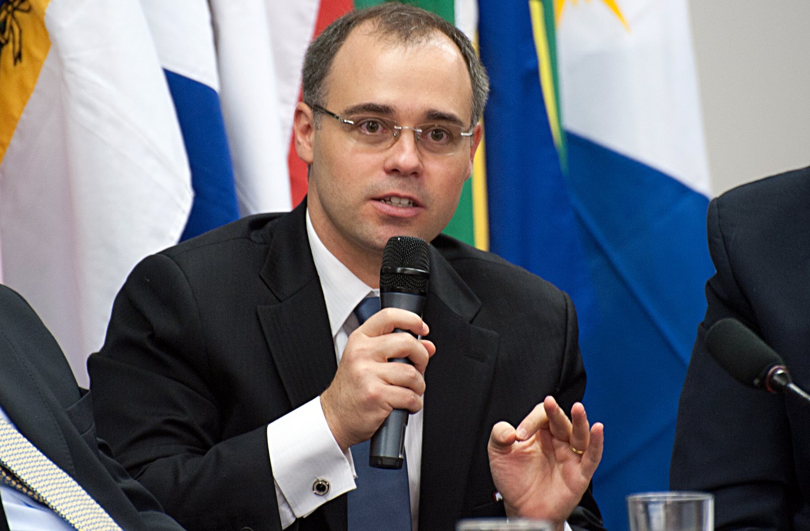 O ministro André Mendonça fala ao microfone, em foto de arquivo de 2011