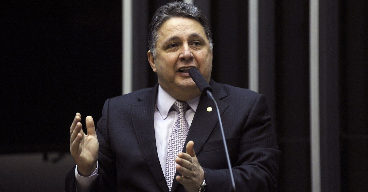 Anthony Garotinho fala ao microfone na tribuna do plenário da Câmara dos Deputados