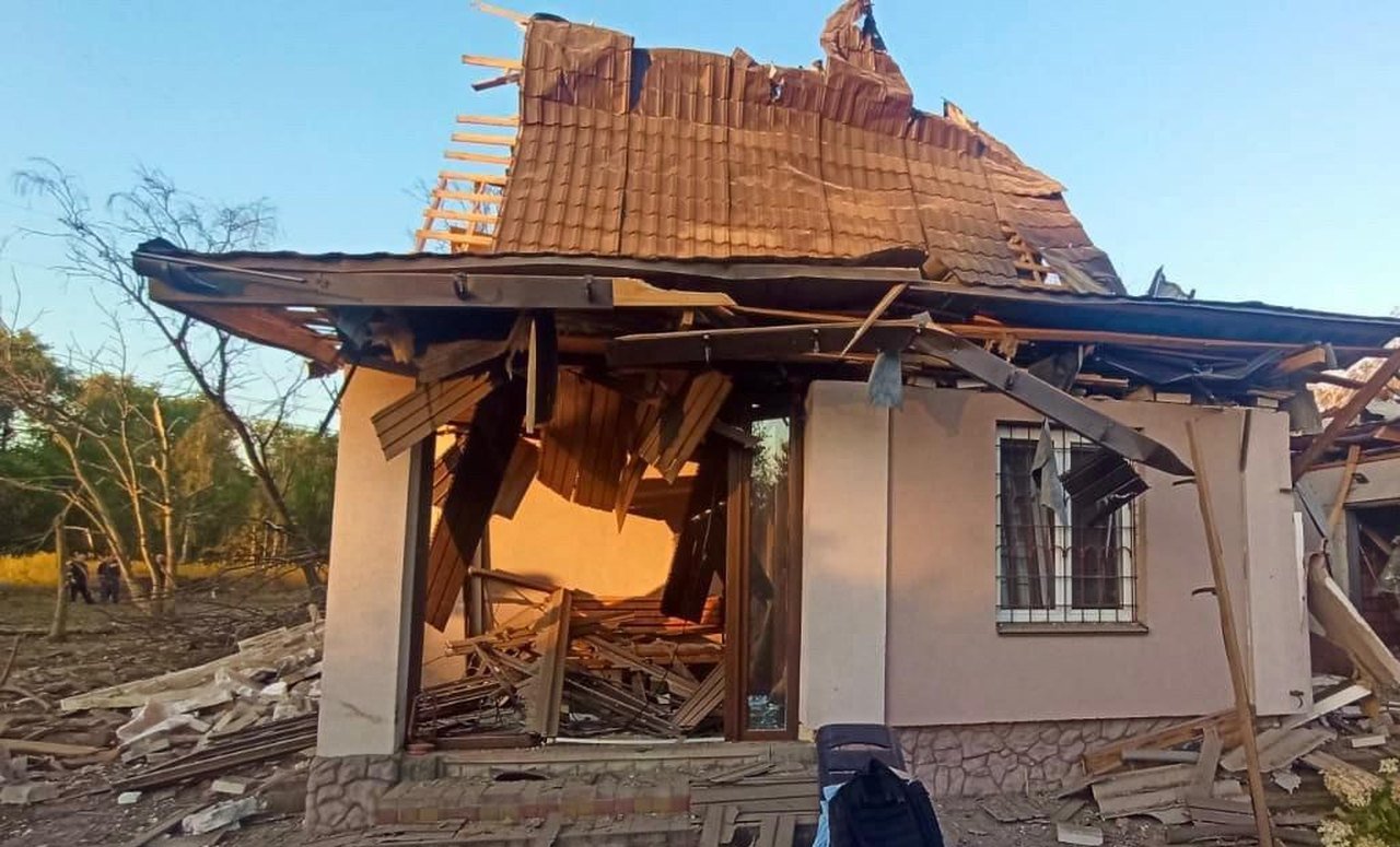 Casa residencial destruída após ataque russo na região de Kiev, em imagem de arquivo da Polícia Nacional da Ucrânia