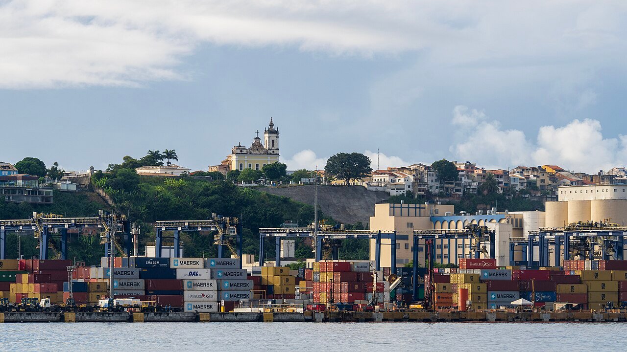 Contêineres empilhados e guindastes no terminal do Porto de Salvador, na Bahia