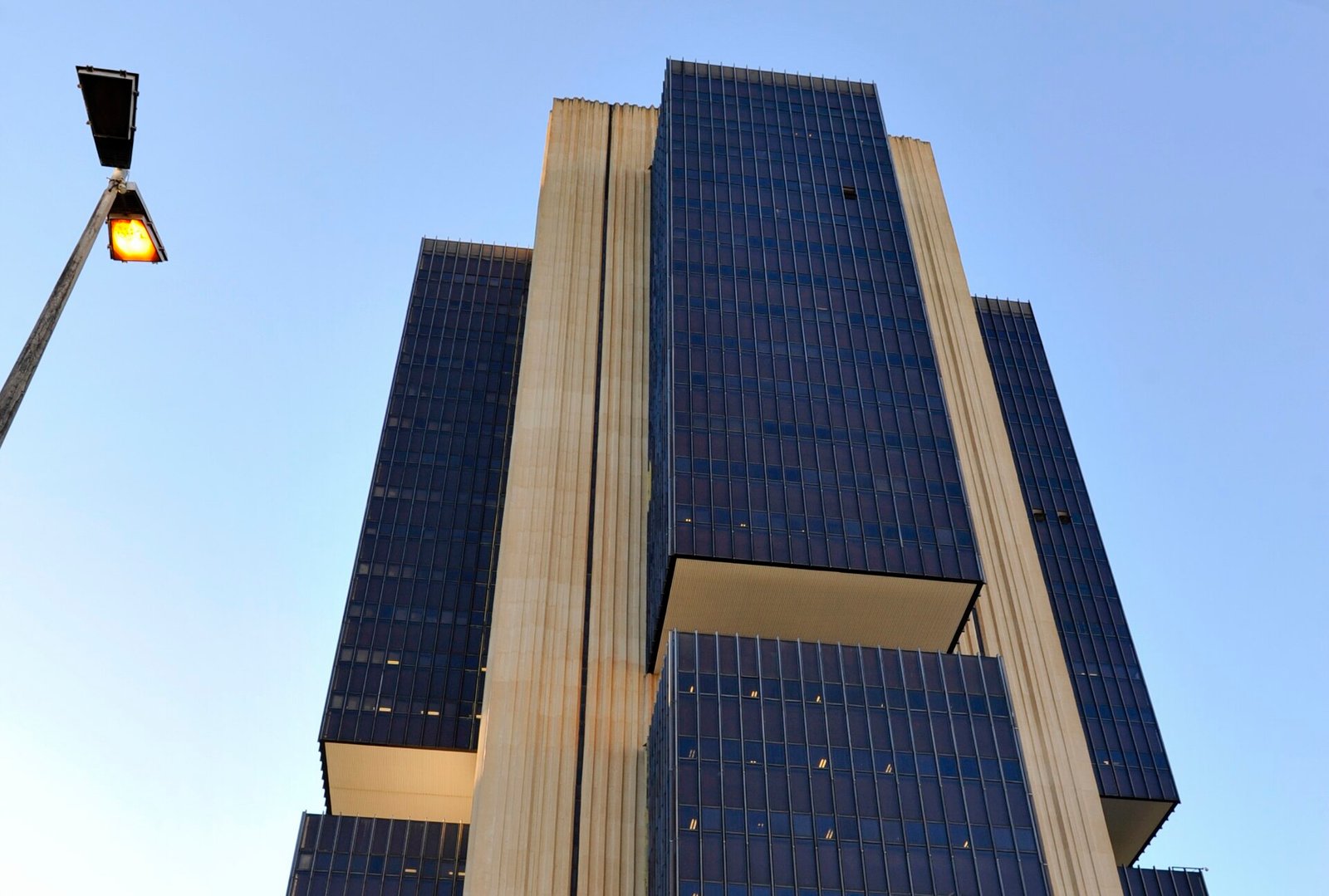 Edifício-sede do Banco Central do Brasil, em Brasília, visto de baixo ao entardecer
