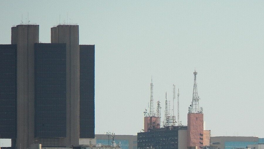 Edifício-sede do Banco Central do Brasil, em Brasília, visto de longe entre outros prédios do Setor Bancário