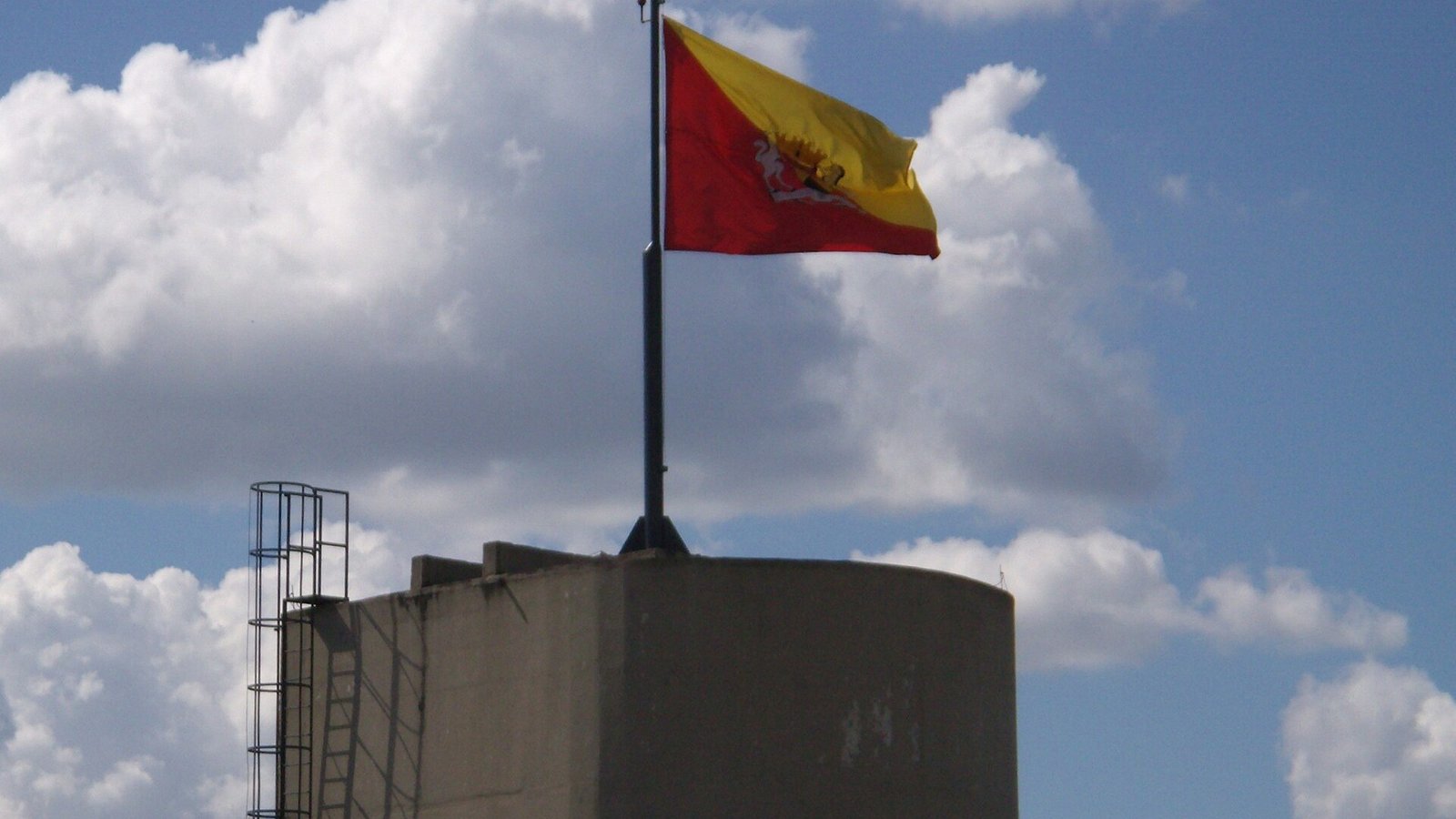 Bandeira do município de Sorocaba hasteada no alto do prédio da Câmara Municipal