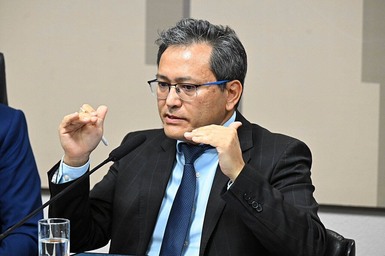 Robinson Sakiyama Barreirinhas, secretario especial da Receita Federal, fala ao microfone em audiencia publica