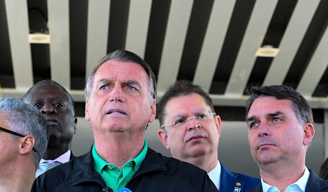 Jair Bolsonaro em entrevista coletiva ao lado de parlamentares