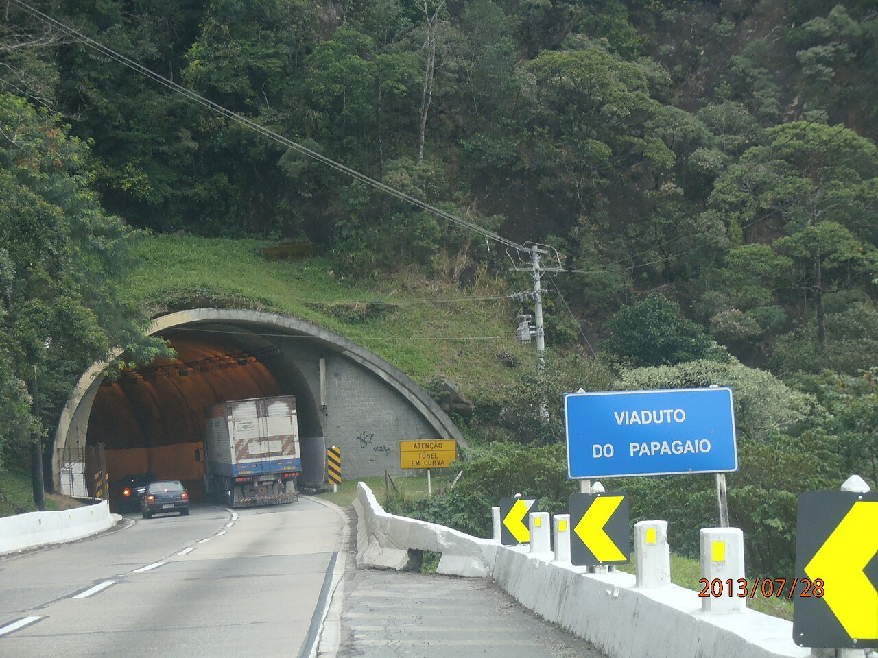 Trecho da BR-040 em Petrópolis com entrada de túnel e placa do Viaduto do Papagaio