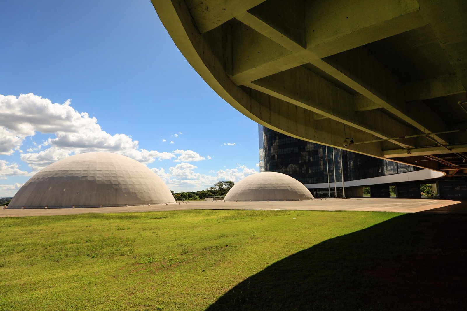 Sede do Tribunal Superior Eleitoral em Brasília, com as duas cúpulas em primeiro plano e o edifício de vidro ao fundo