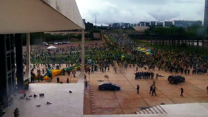 Praça dos Três Poderes tomada por manifestantes durante os atos de 8 de janeiro de 2023