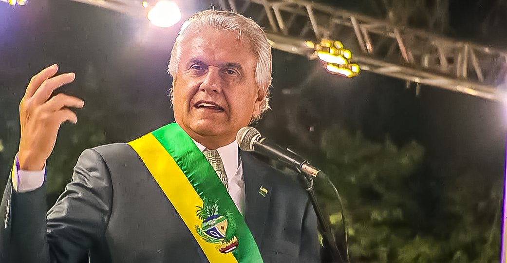 Ronaldo Caiado discursa ao microfone usando a faixa de governador de Goiás