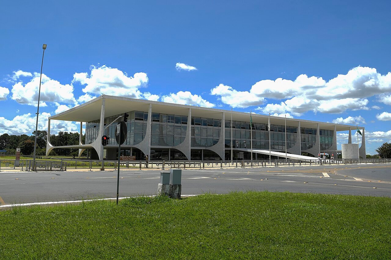 Fachada do Palácio do Planalto, em Brasília, com a bandeira do Brasil