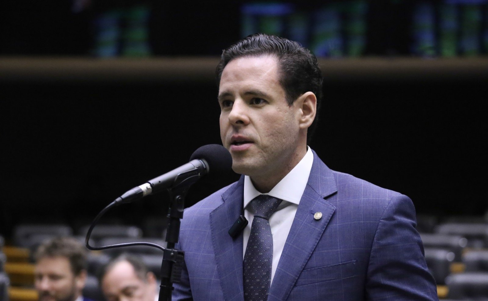Deputado Rodrigo Valadares discursa na tribuna do plenário da Câmara