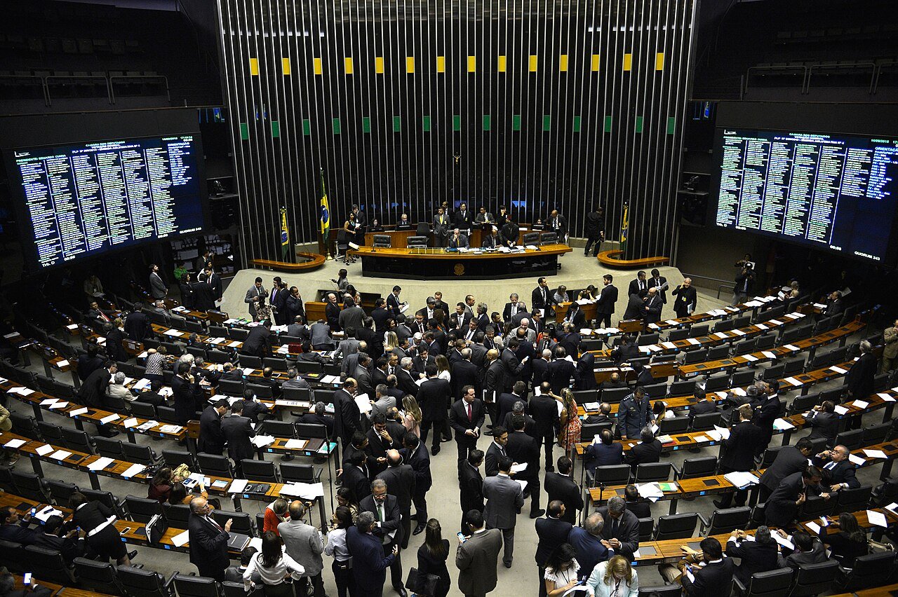 Vista do plenário da Câmara dos Deputados durante sessão, com bancadas ocupadas e painel de votação ao fundo