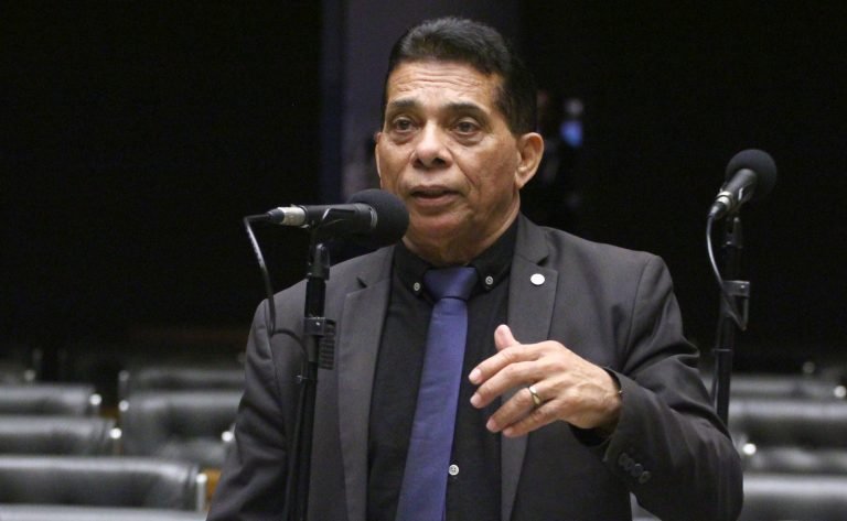 Deputado discursa na tribuna da Câmara dos Deputados