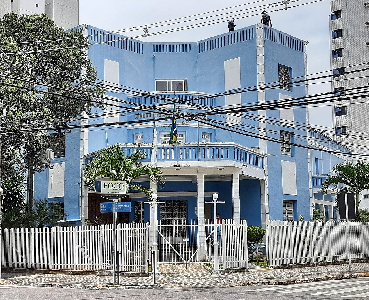 Fachada azul do prédio da Câmara Municipal de Natal, no Rio Grande do Norte