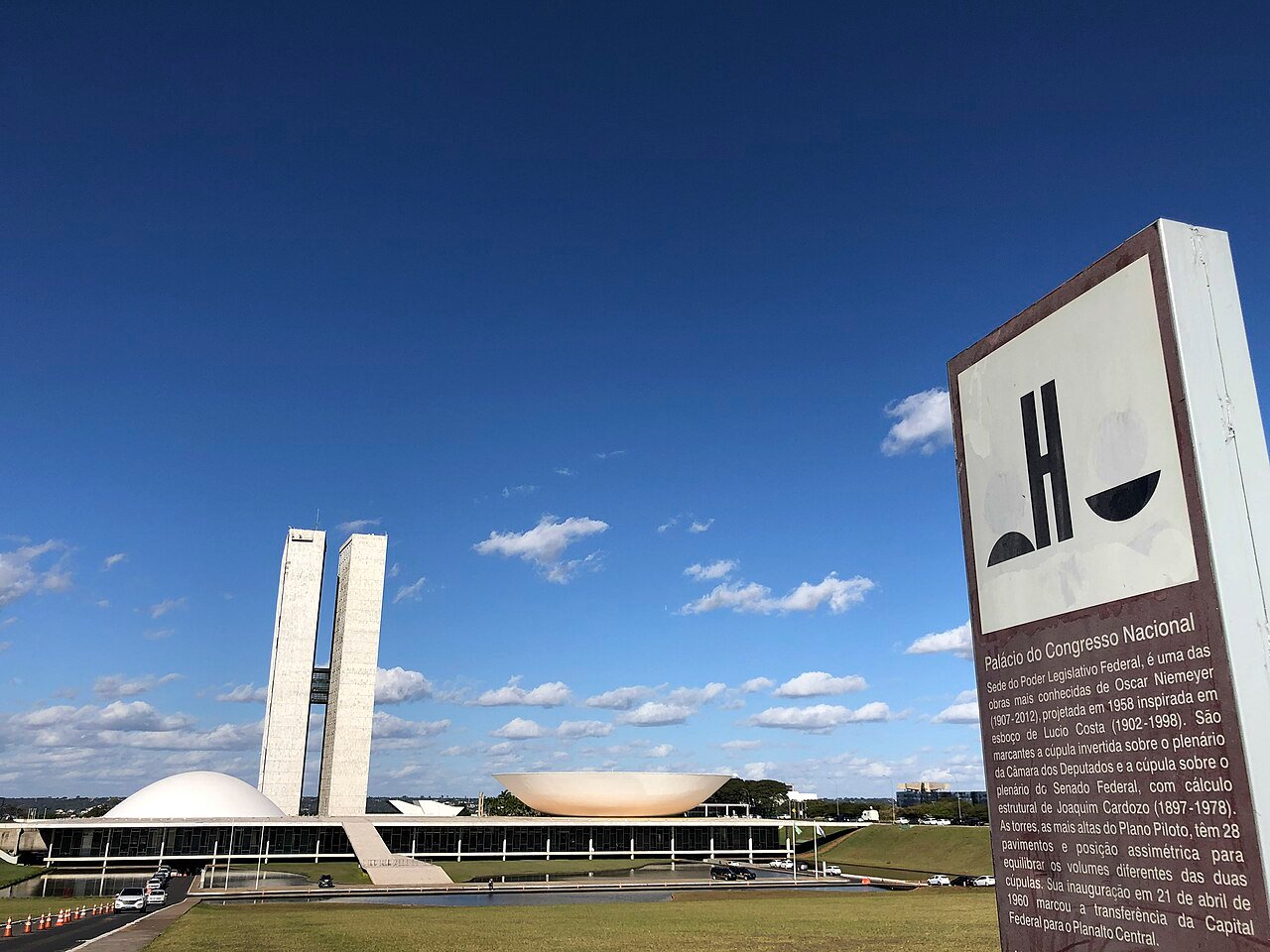 Fachada do Palácio do Congresso Nacional, em Brasília, com as torres e as cúpulas ao fundo