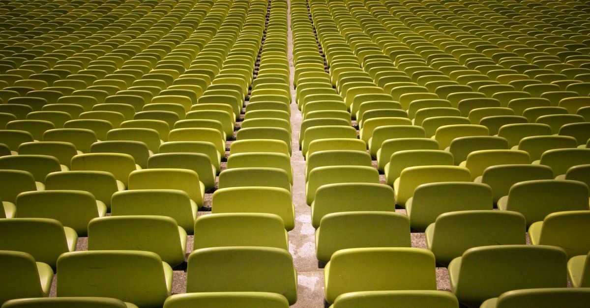 Fileiras de cadeiras vazias em auditório
