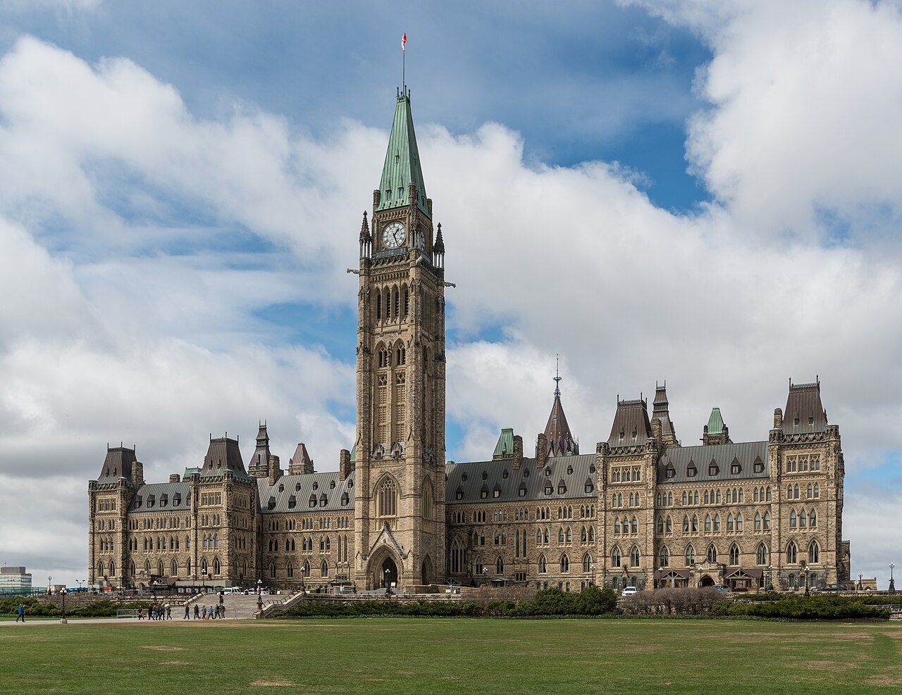 Centre Block, sede do Parlamento do Canadá, em Ottawa, com a bandeira canadense no topo da torre