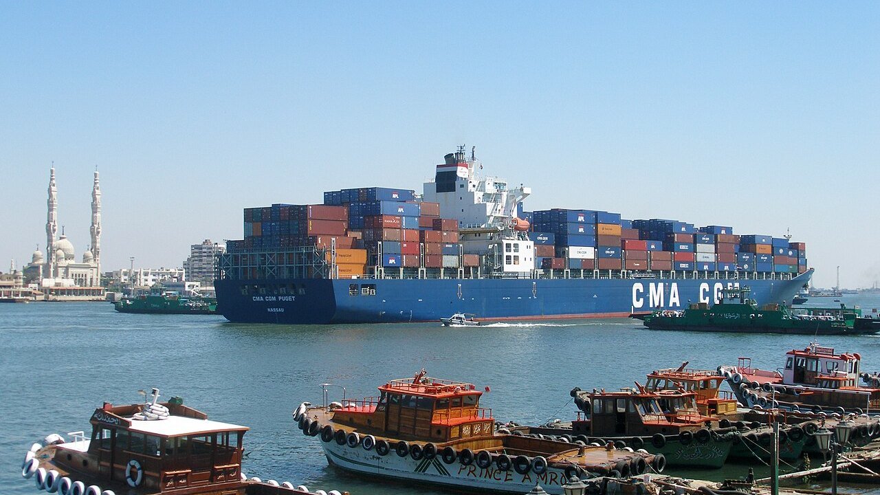 Navio porta-contêineres cruza o Canal de Suez, no Egito