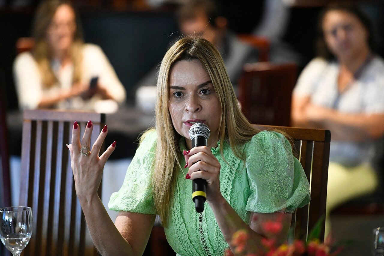 Senadora fala ao microfone durante encontro da Bancada Feminina no Senado Federal