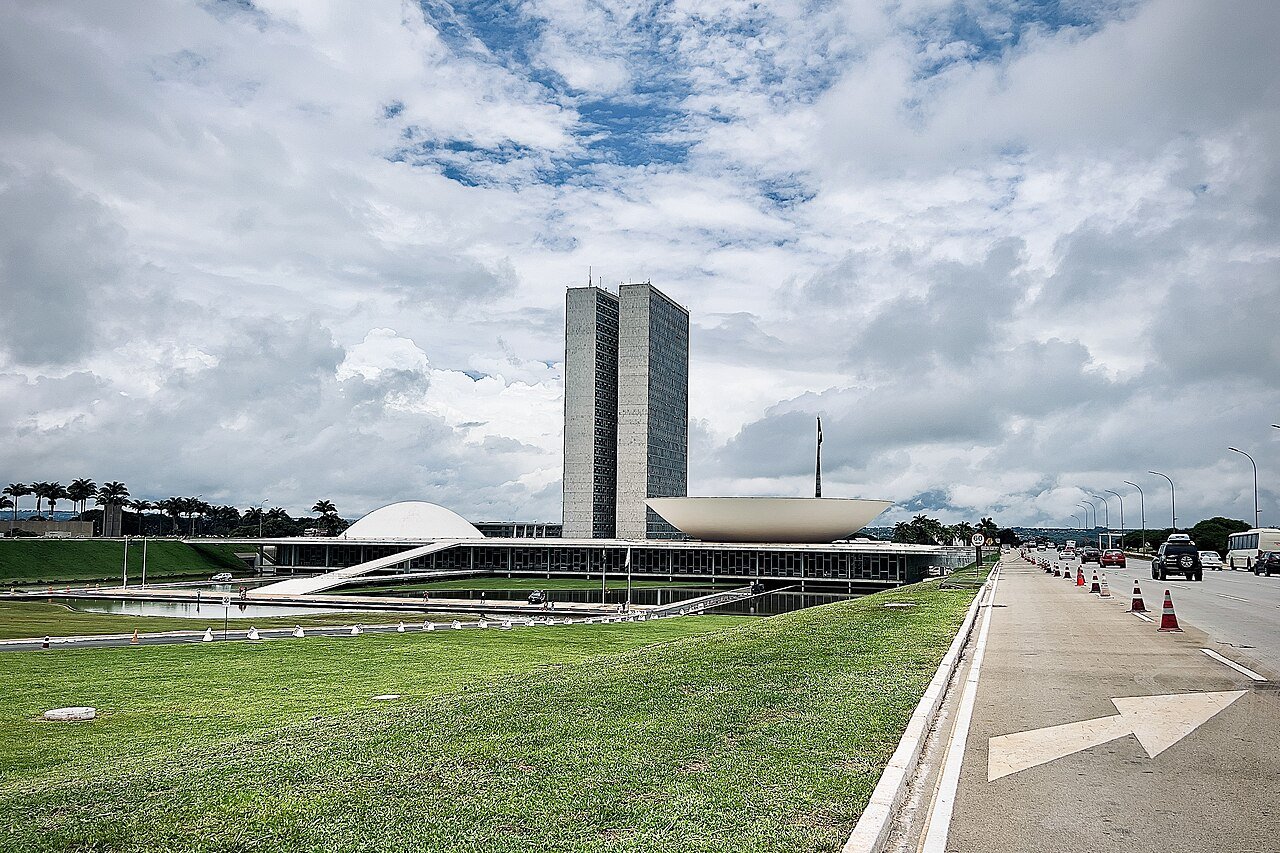 Palácio do Congresso Nacional visto do Eixo Monumental, com o espelho d'água em primeiro plano
