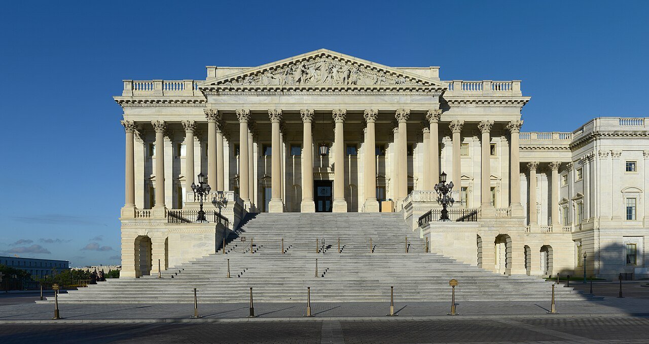 Fachada da ala do Senado do Capitólio dos Estados Unidos, em Washington, com colunas e escadaria