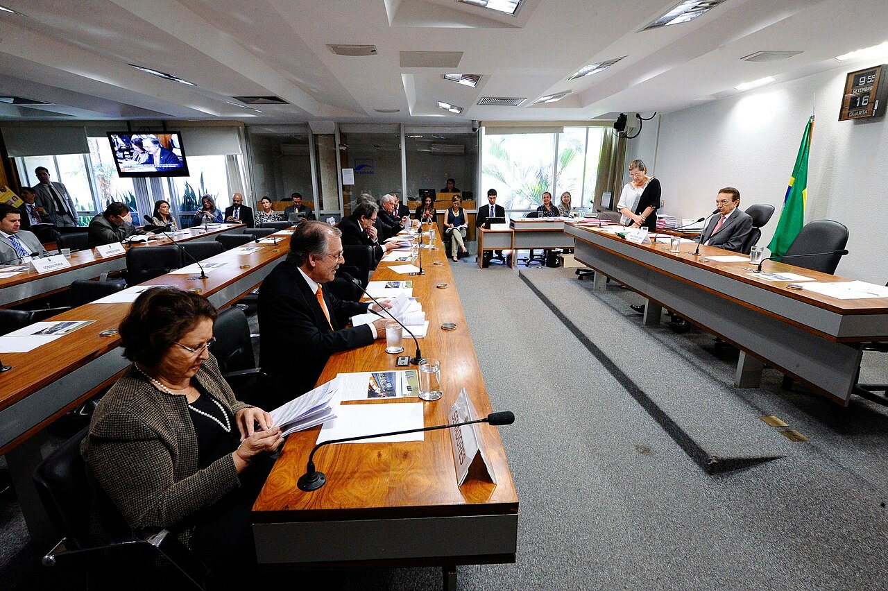 Reunião da Comissão de Assuntos Sociais do Senado Federal em sala de comissões