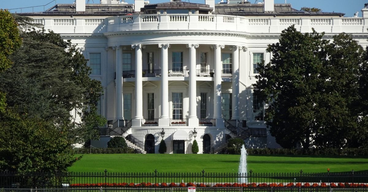 Fachada sul da Casa Branca, em Washington, com gramado e fonte