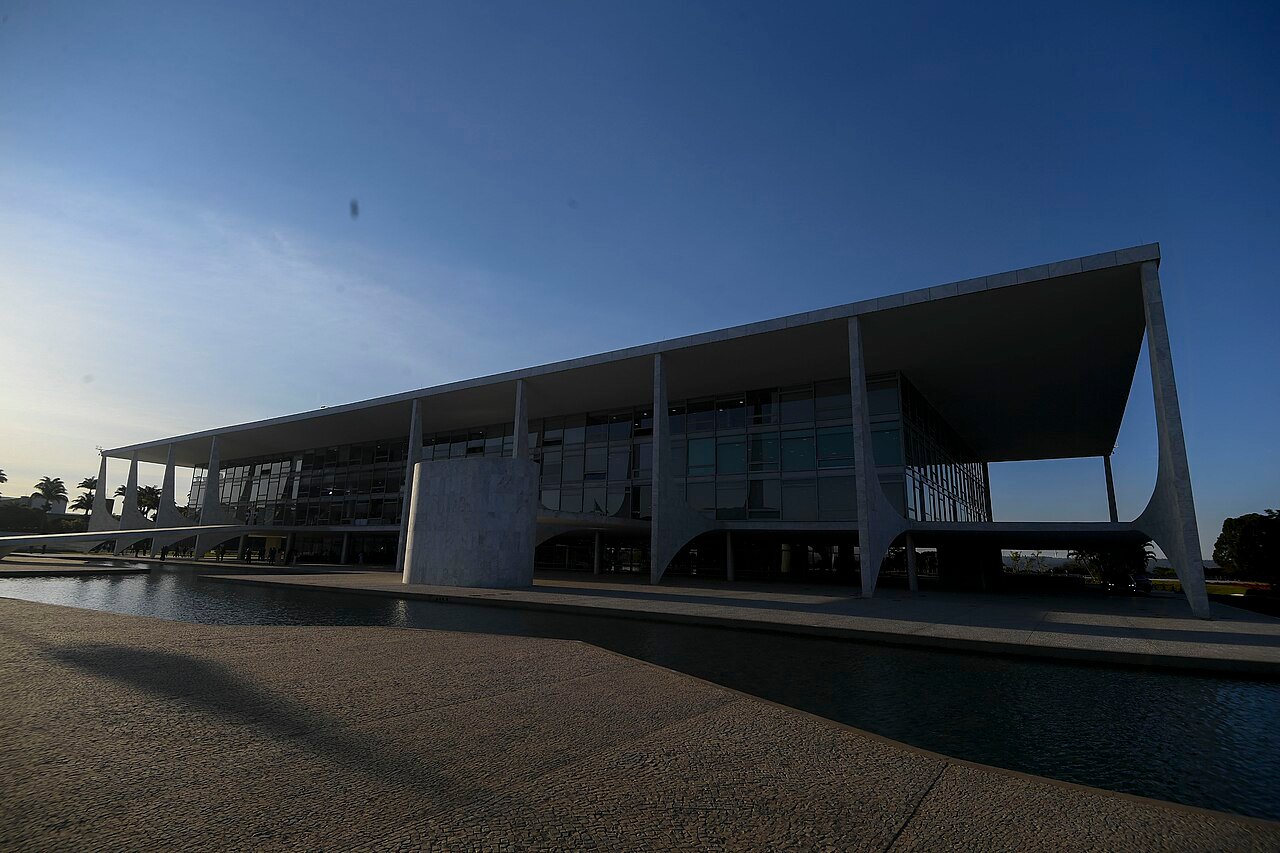 Fachada do Palácio do Planalto ao entardecer, em Brasília