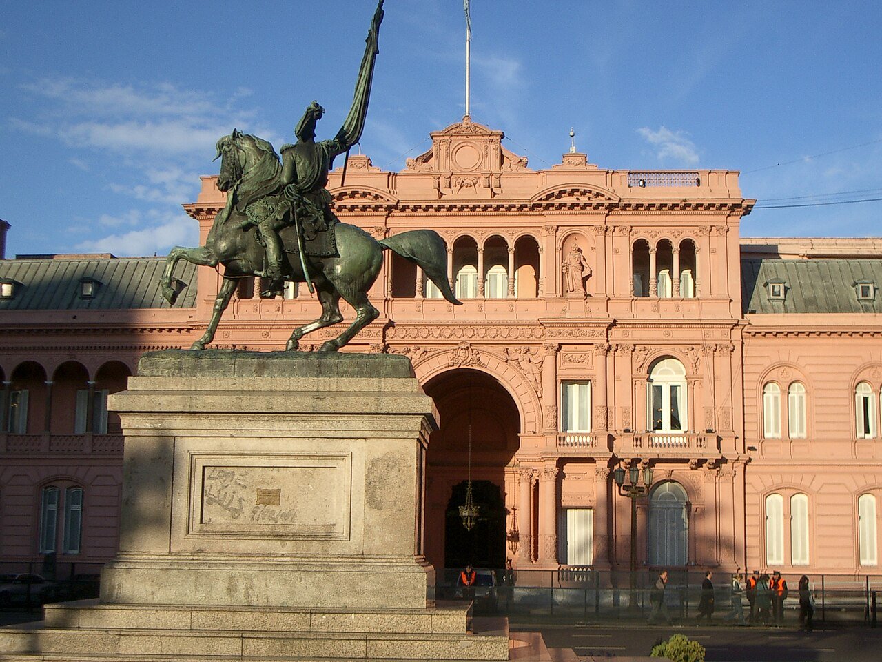 Fachada da Casa Rosada, sede do governo argentino em Buenos Aires, com o monumento equestre a Manuel Belgrano em primeiro plano