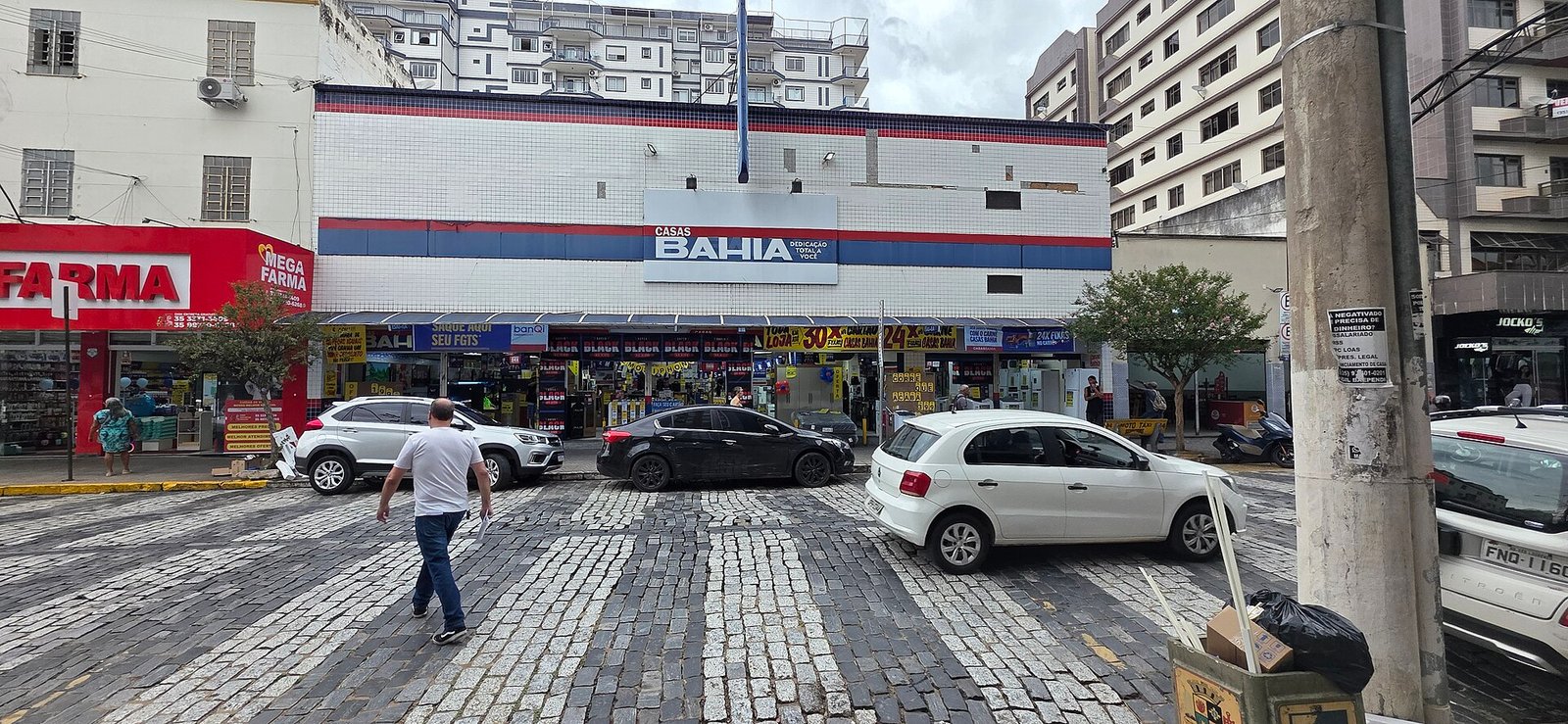 Fachada de uma loja da Casas Bahia em rua comercial, com cartazes de promoção na entrada