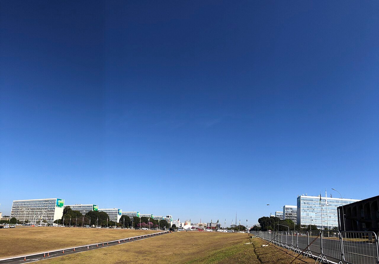 Esplanada dos Ministerios em Brasilia vista do gramado central em dia de ceu claro