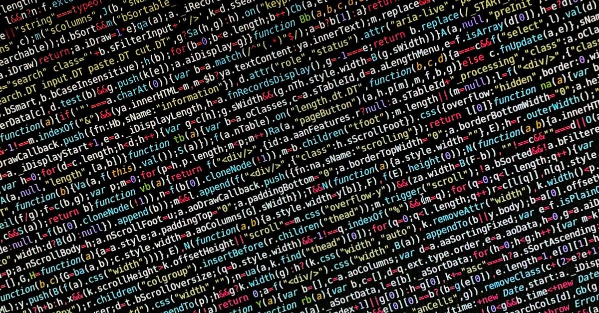 Tela de computador exibindo linhas de código-fonte de programação em cores sobre fundo escuro