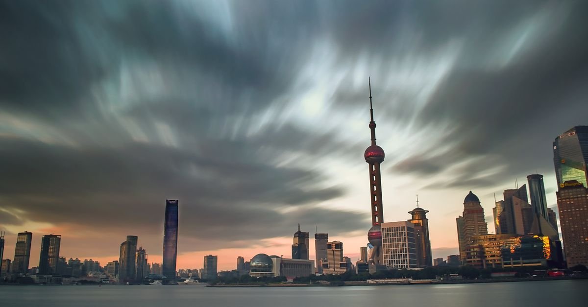 Skyline de Pudong, em Xangai, com a torre Pérola do Oriente ao entardecer