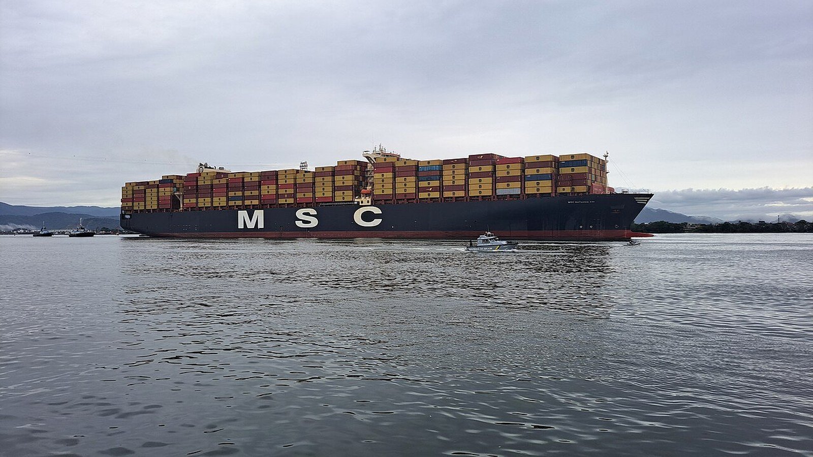 Navio porta-conteineres atracando no Porto de Santos, em Sao Paulo