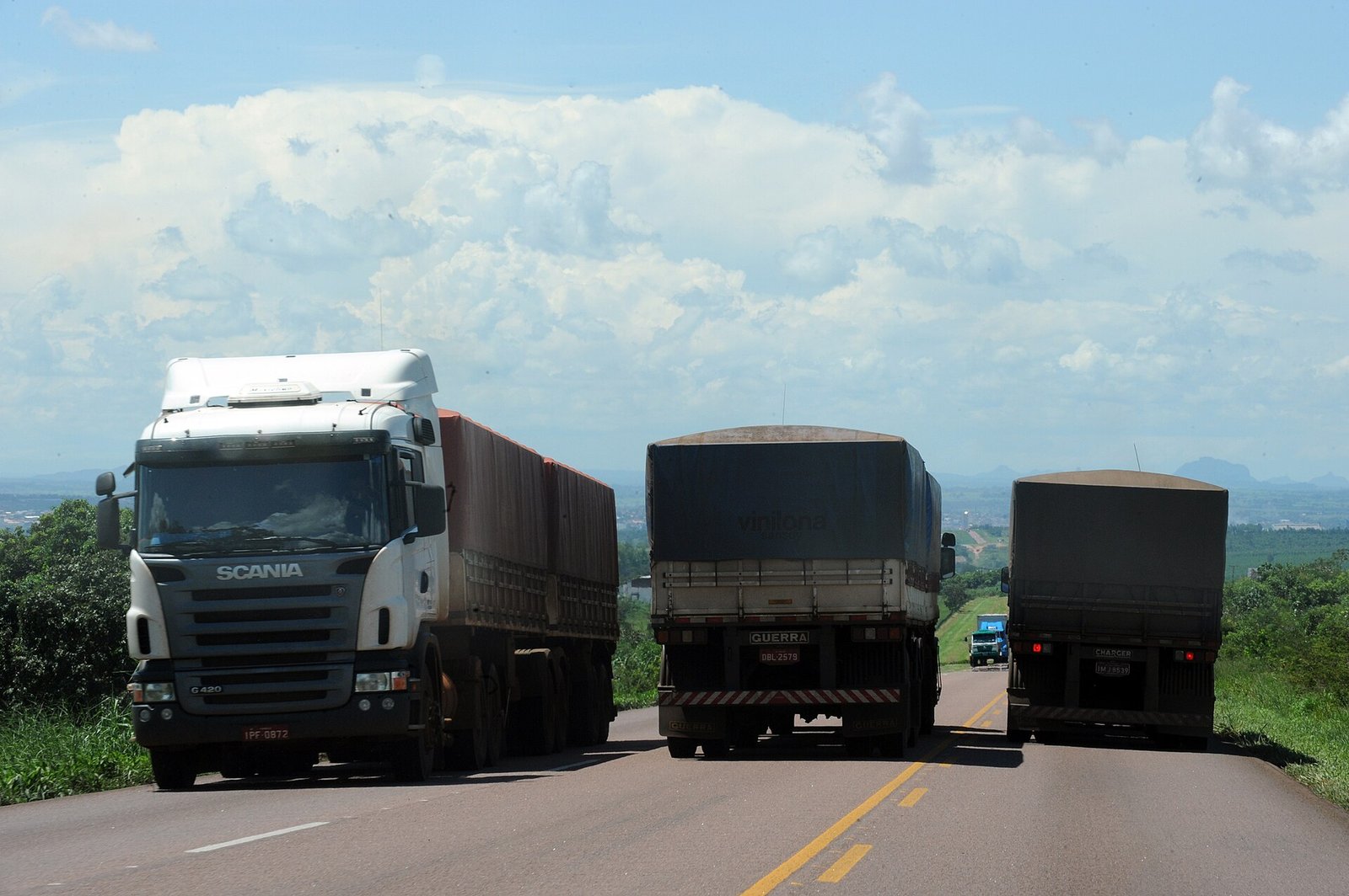 Caminhões graneleiros carregados trafegam em rodovia de Mato Grosso durante o escoamento da safra