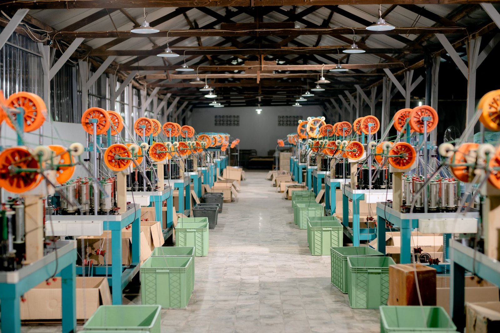 Galpão industrial com máquinas de produção alinhadas em corredor