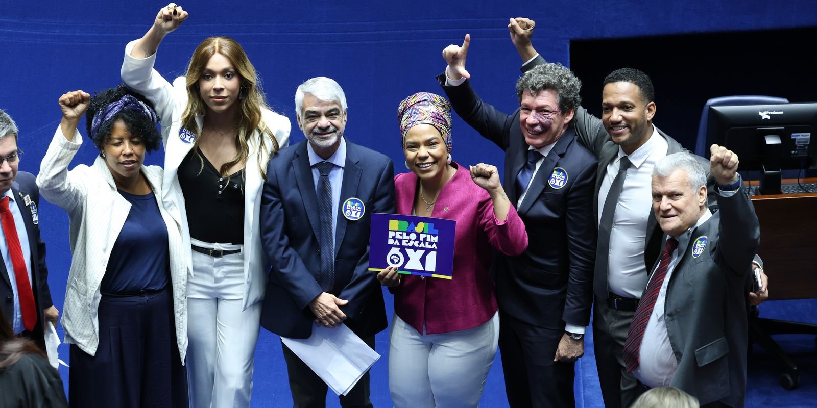 Parlamentares comemoram no plenário do Senado a aprovação do fim da escala 6x1, com cartaz pelo fim da escala