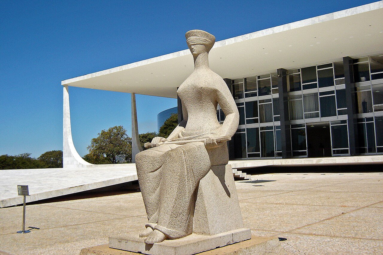 Escultura A Justica, de Alfredo Ceschiatti, diante da fachada do Supremo Tribunal Federal em Brasilia