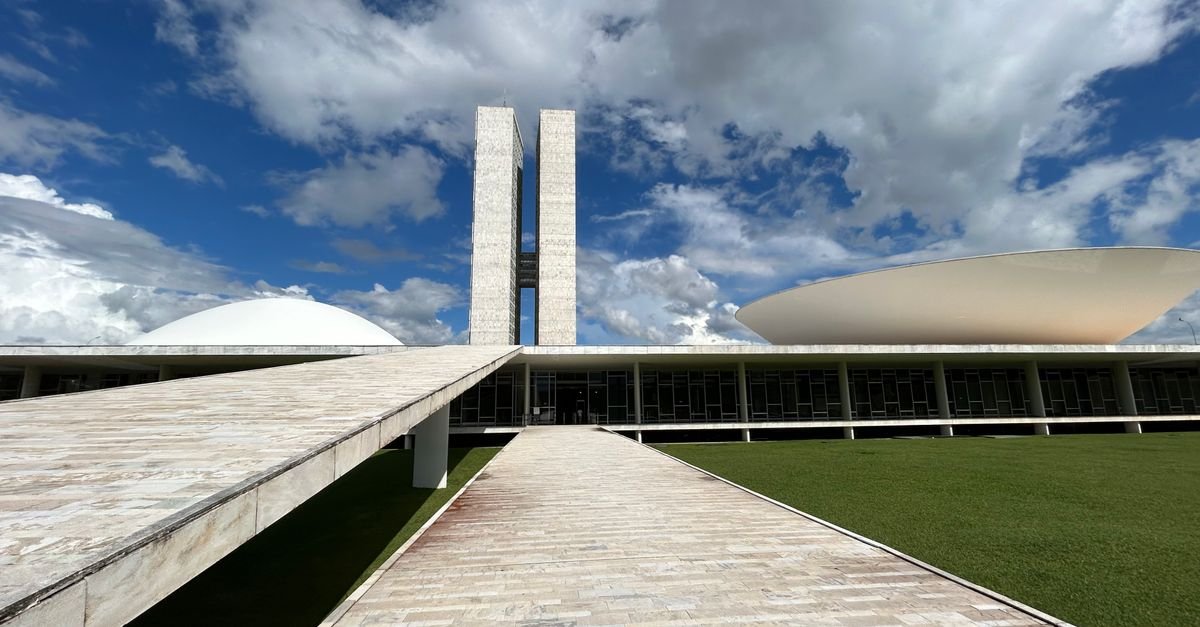 Fachada do Congresso Nacional em Brasília sob céu azul com nuvens