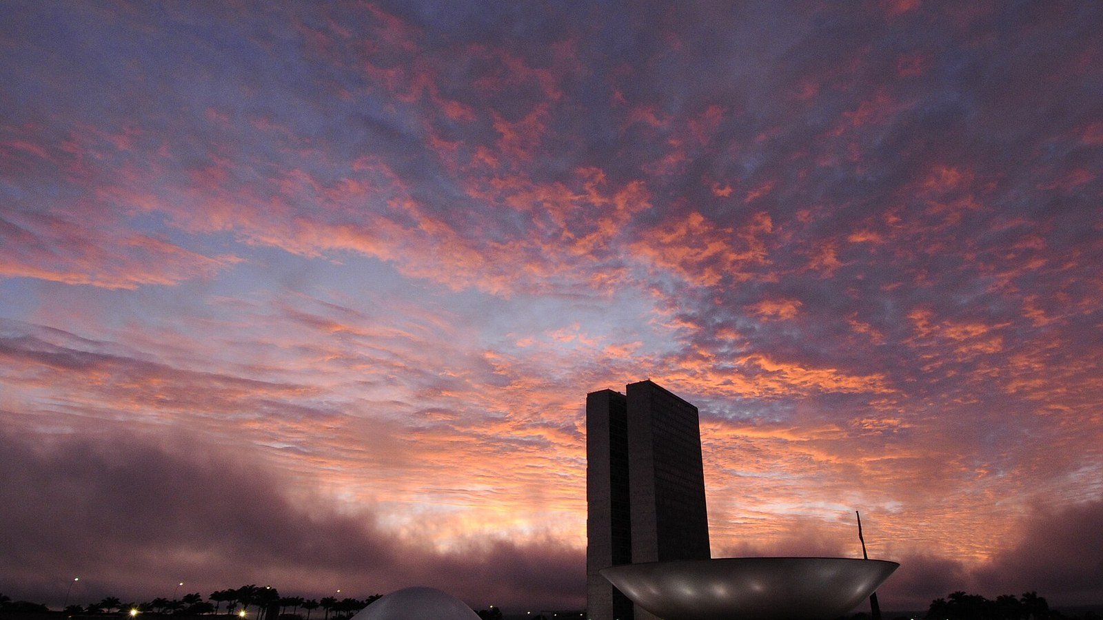 Edifício do Congresso Nacional ao amanhecer, em Brasília