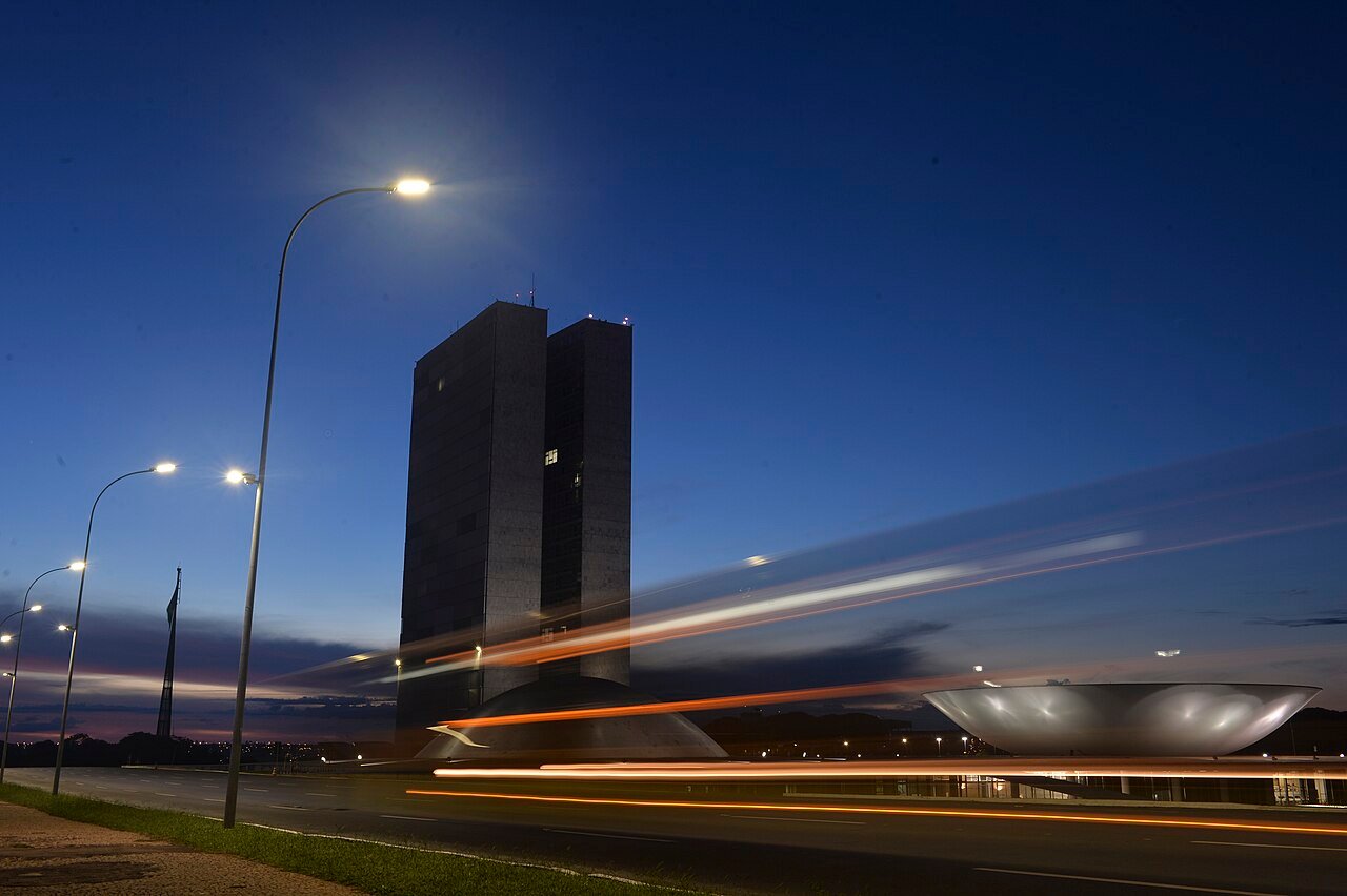 Prédio do Congresso Nacional ao anoitecer, em Brasília